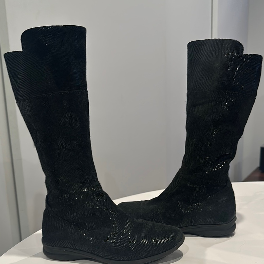 Chic Black Knee-High Boots